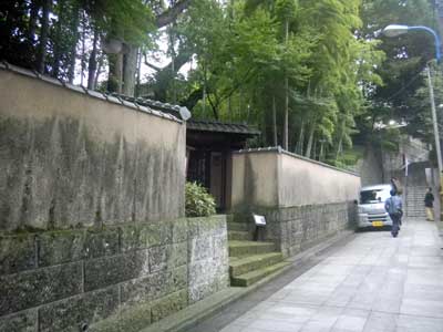 林芙美子記念館／昭和16年築｡突き当たりが石段で，クルマは行けない