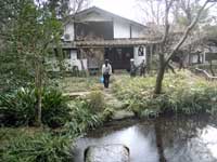 富永次郎旧宅／はけの森美術館の裏手にあって，喫茶店も営業。池から豊富な湧水。中町1丁目